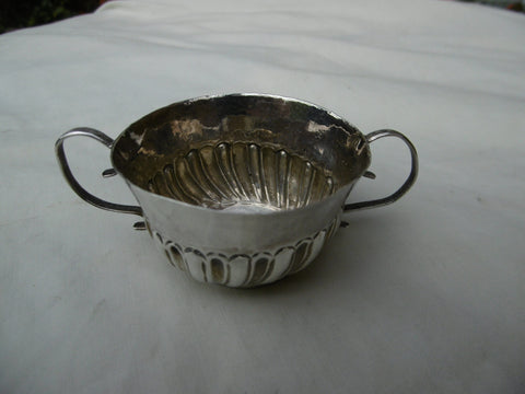 1696 lovely small William 111 porringer by maker PH 21g