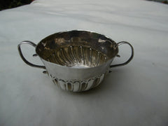 1696 lovely small William 111 porringer by maker PH 21g