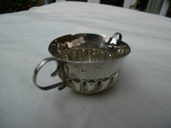 1696 lovely small William 111 porringer by maker PH 21g