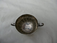 1696 lovely small William 111 porringer by maker PH 21g