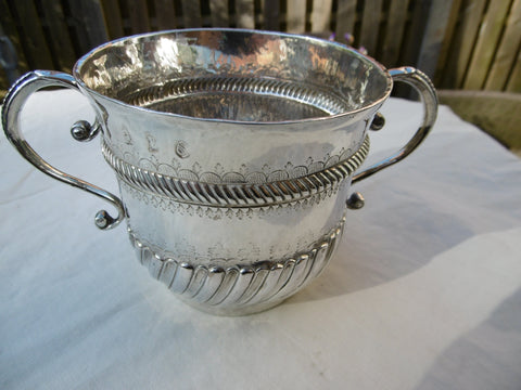1699 fine William 111 silver large cup/porringer by Isaac Deighton 240g