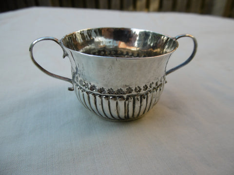 1709 lovely Queen Anne Childs porringer by maker Co 20 grams
