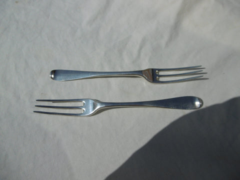 1721 fine pair of George 1st Britannia standard three pronged forks with crest and motto