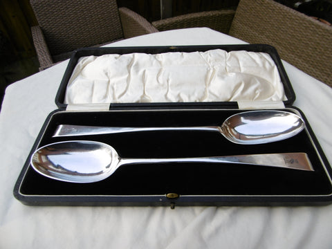 1770 stunning pair of cased Irish hookend basting spoons by John Locker 220g