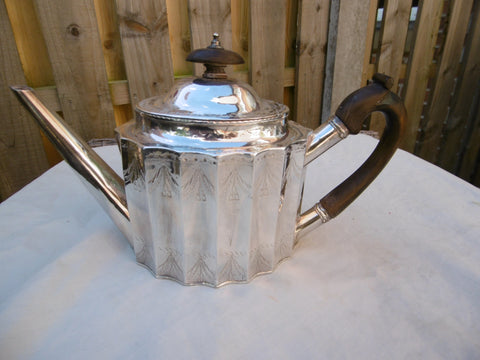 1787 beautiful George 111 fluted teapot by Robert Hennell 420g