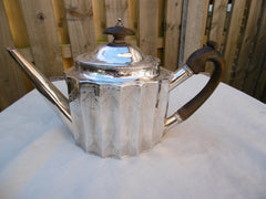 1787 beautiful George 111 fluted teapot by Robert Hennell 420g