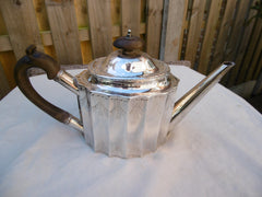 1787 beautiful George 111 fluted teapot by Robert Hennell 420g