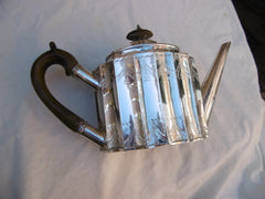 1787 beautiful George 111 fluted teapot by Robert Hennell 420g