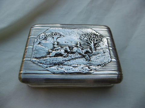 1808 fine Georgian snuff box with cast lid of hunting scene and crest 110g