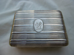 1808 fine Georgian snuff box with cast lid of hunting scene and crest 110g