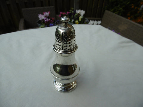 1717 fine George 1st caster by top Huguenot maker Simon Pantin 126 grams