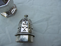 1719 lovely rare George 1st Octagonal caster 128 grams