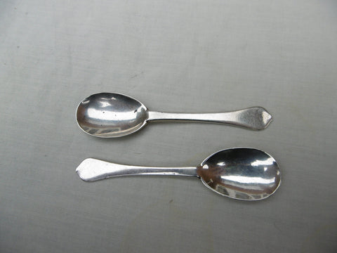 1700 very rare pair of dognose condiment spoons