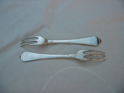 1700 very rare pair of silver Dognose table forks by DI great Armorial crest 110g