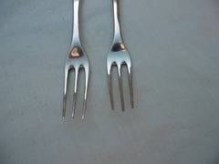 1700 very rare pair of silver Dognose table forks by DI great Armorial crest 110g