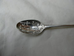1770 very nice George 111 mote spoon with shoulders 10g